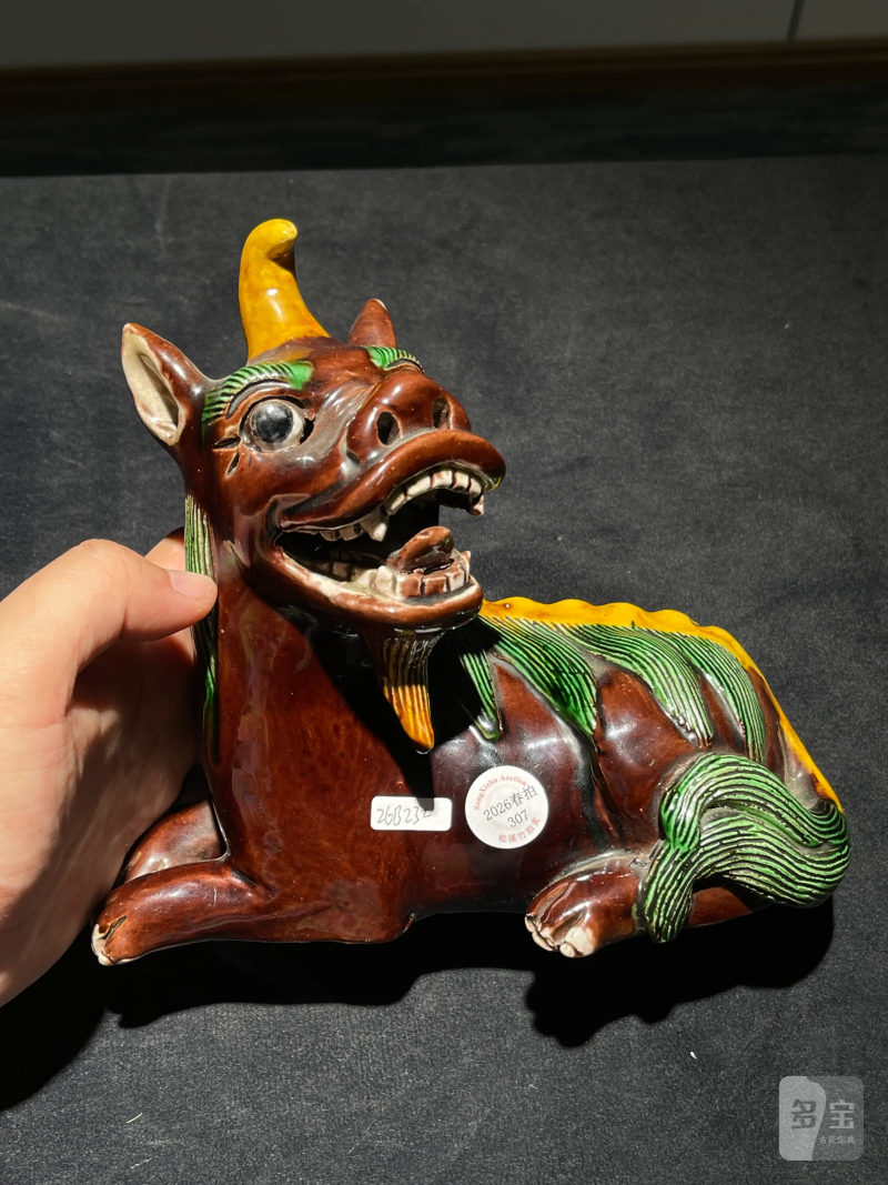 清中期 素三彩獬豸瓷塑一对 - 图2